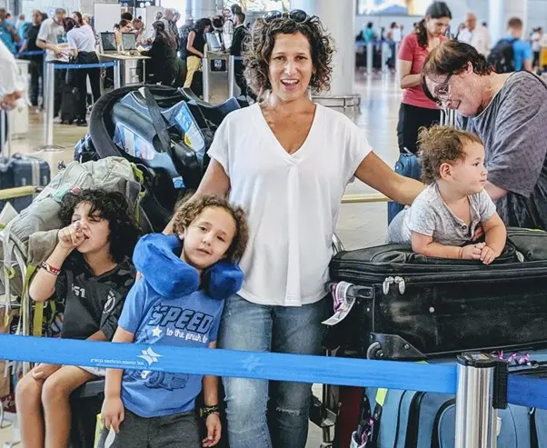אורי הראל והמשפחה שלה בשדה התעופה